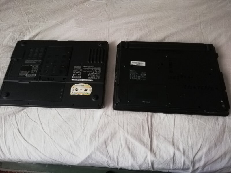 Vand 2 laptop-uri functionale cu alimentatoare