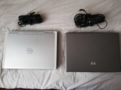 Vand 2 laptop-uri functionale cu alimentatoare